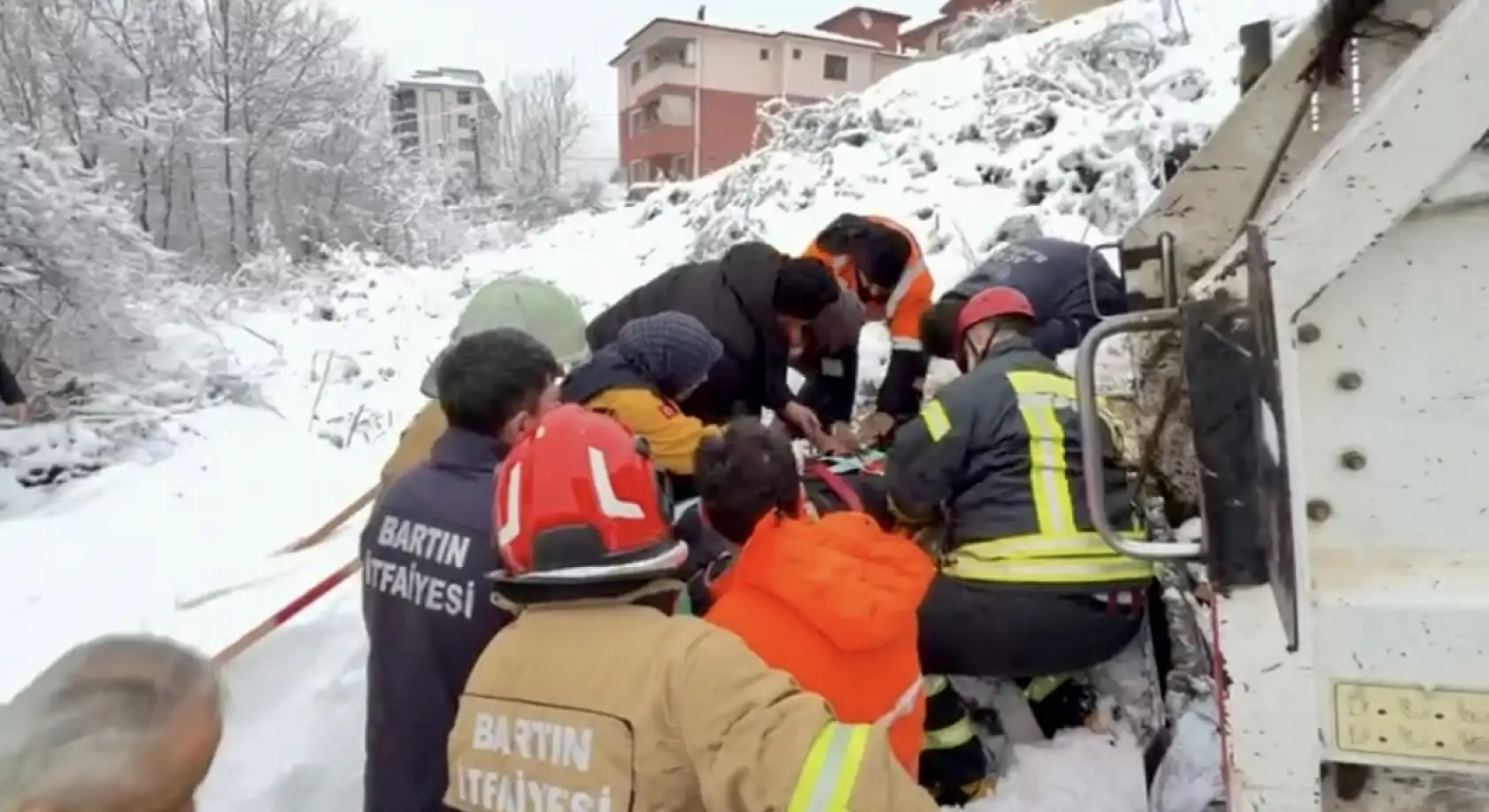 Çöp kamyonunun arkasında sıkıştı
