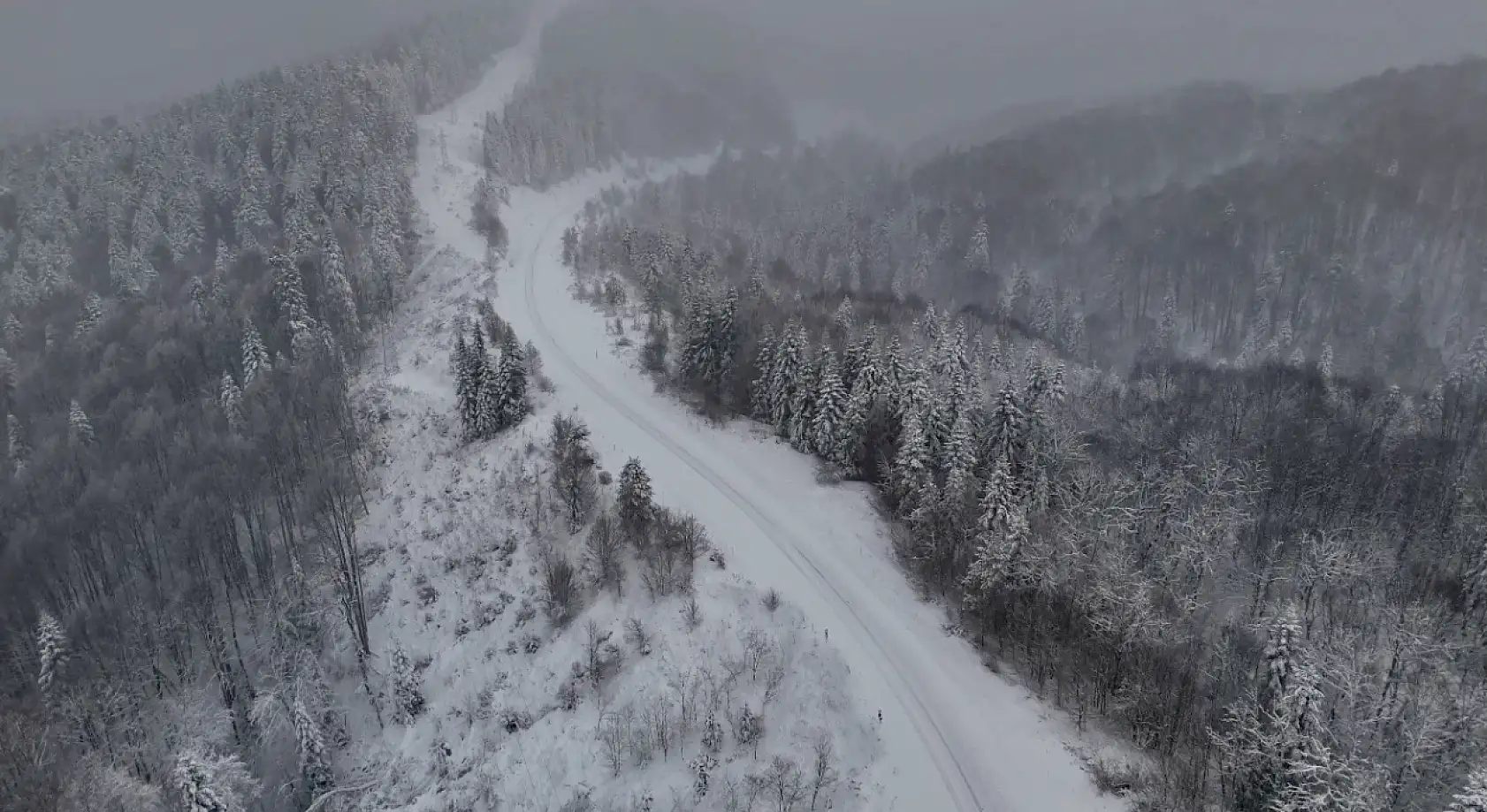 Zirvede kar manzarası