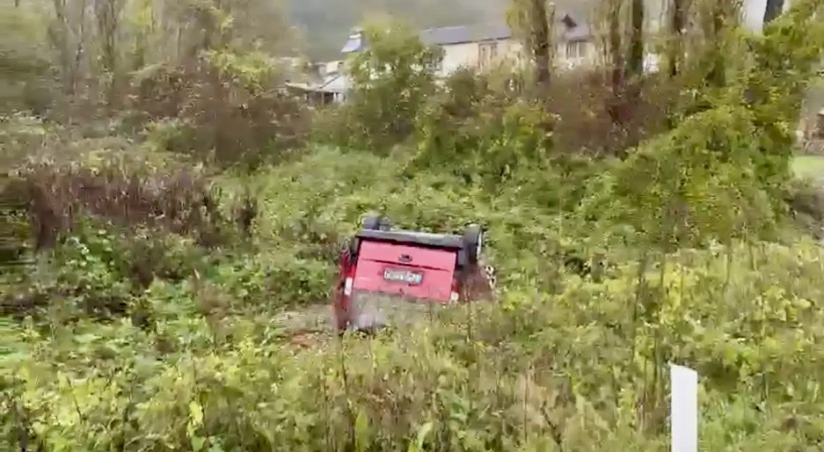 Yoldan çıkıp şarampole yuvarlandı