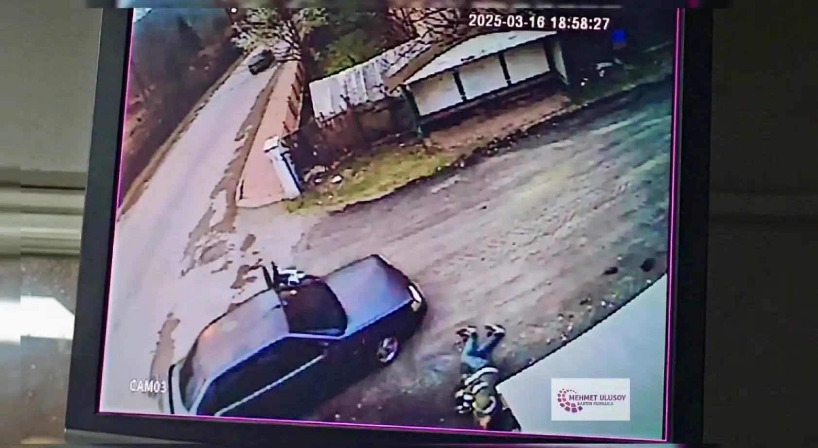 Motorcu aracın üzerinden fırladı