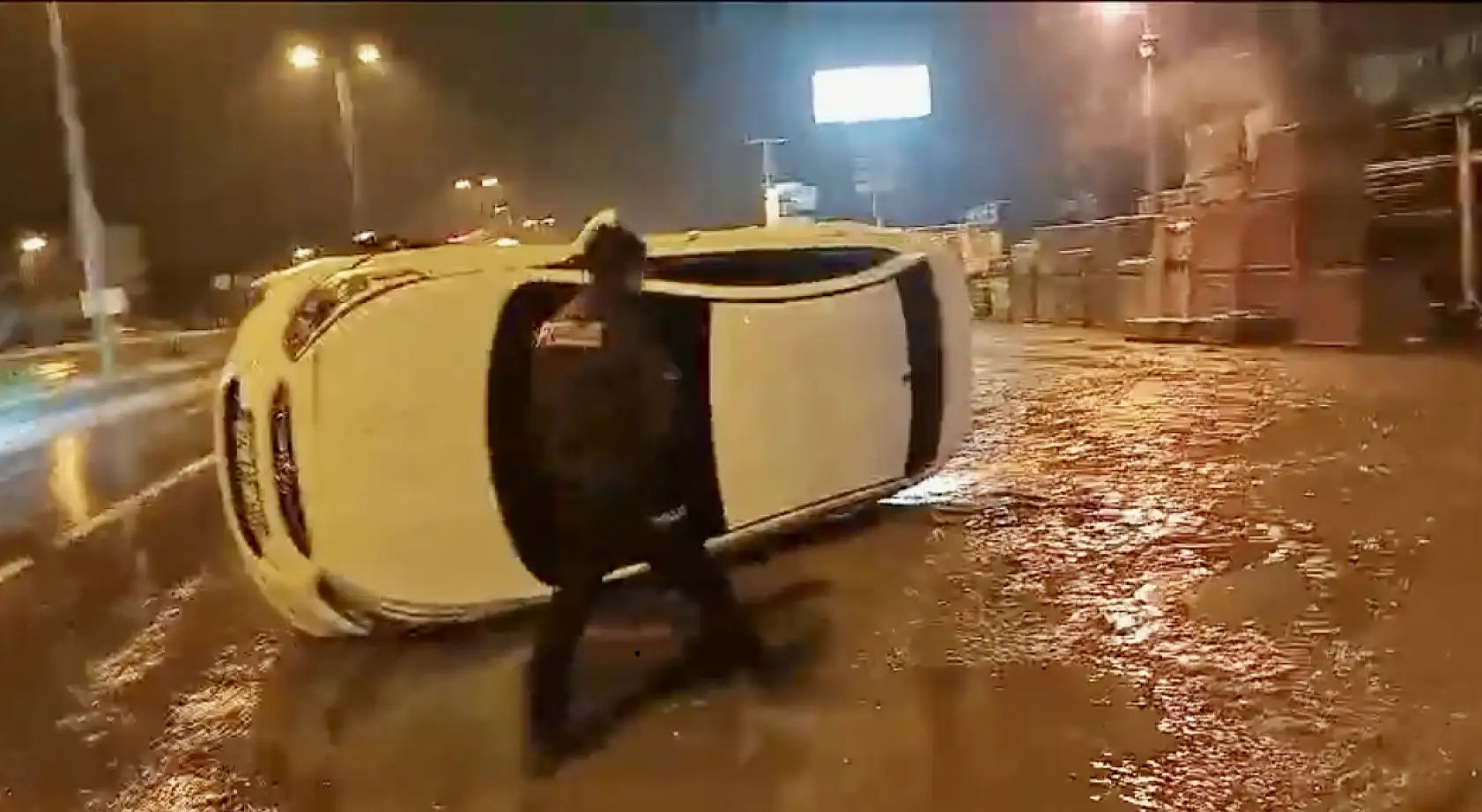 Kaza yapan sürücü aracı bırakıp gitti