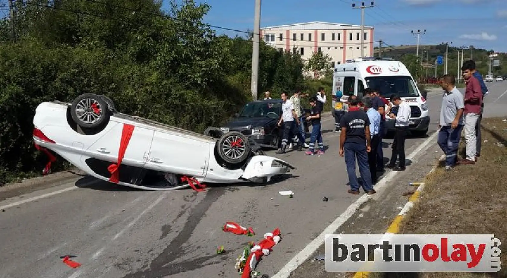 Gelin arabası takla attı