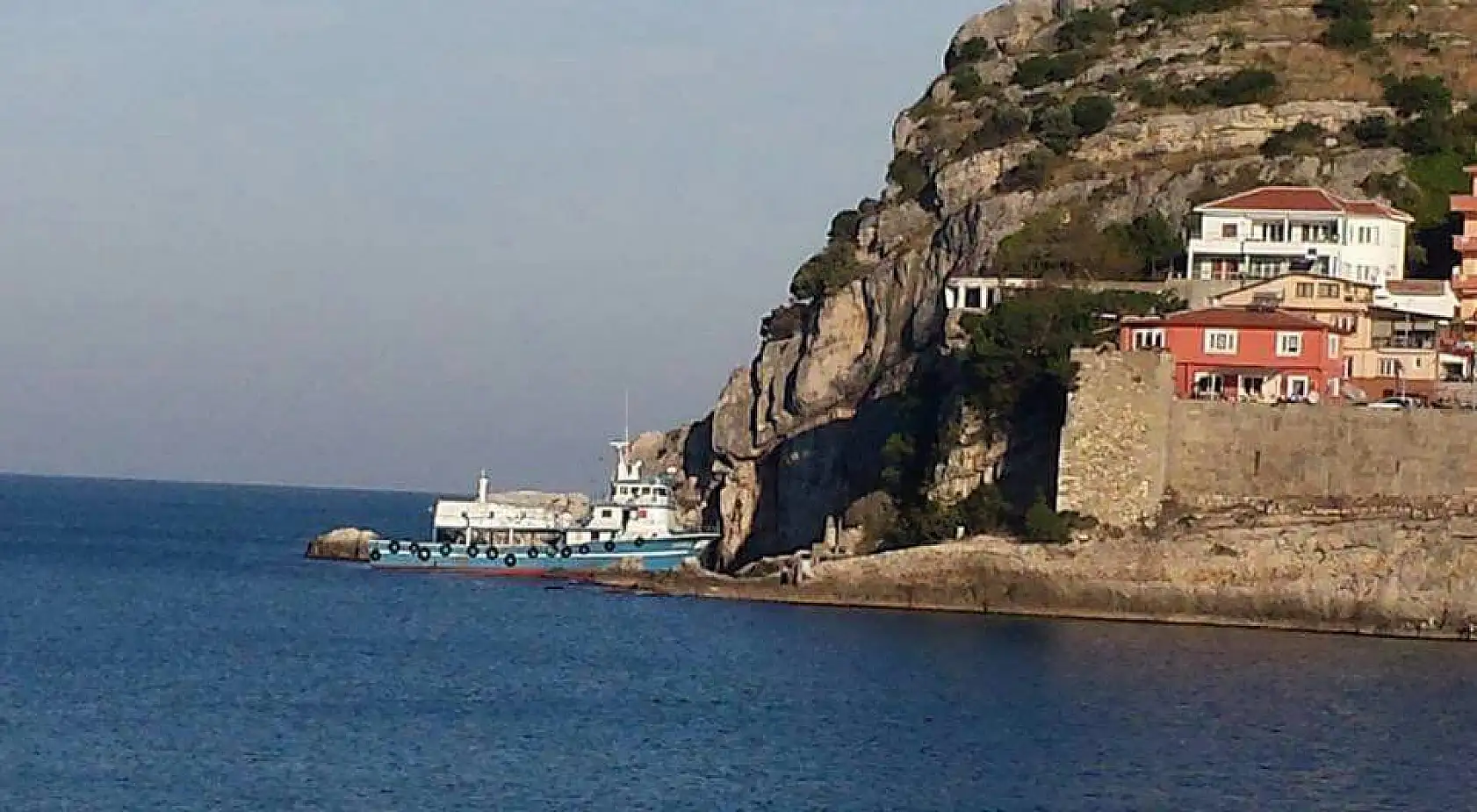 Balıkçı teknesi kayalıklara oturdu