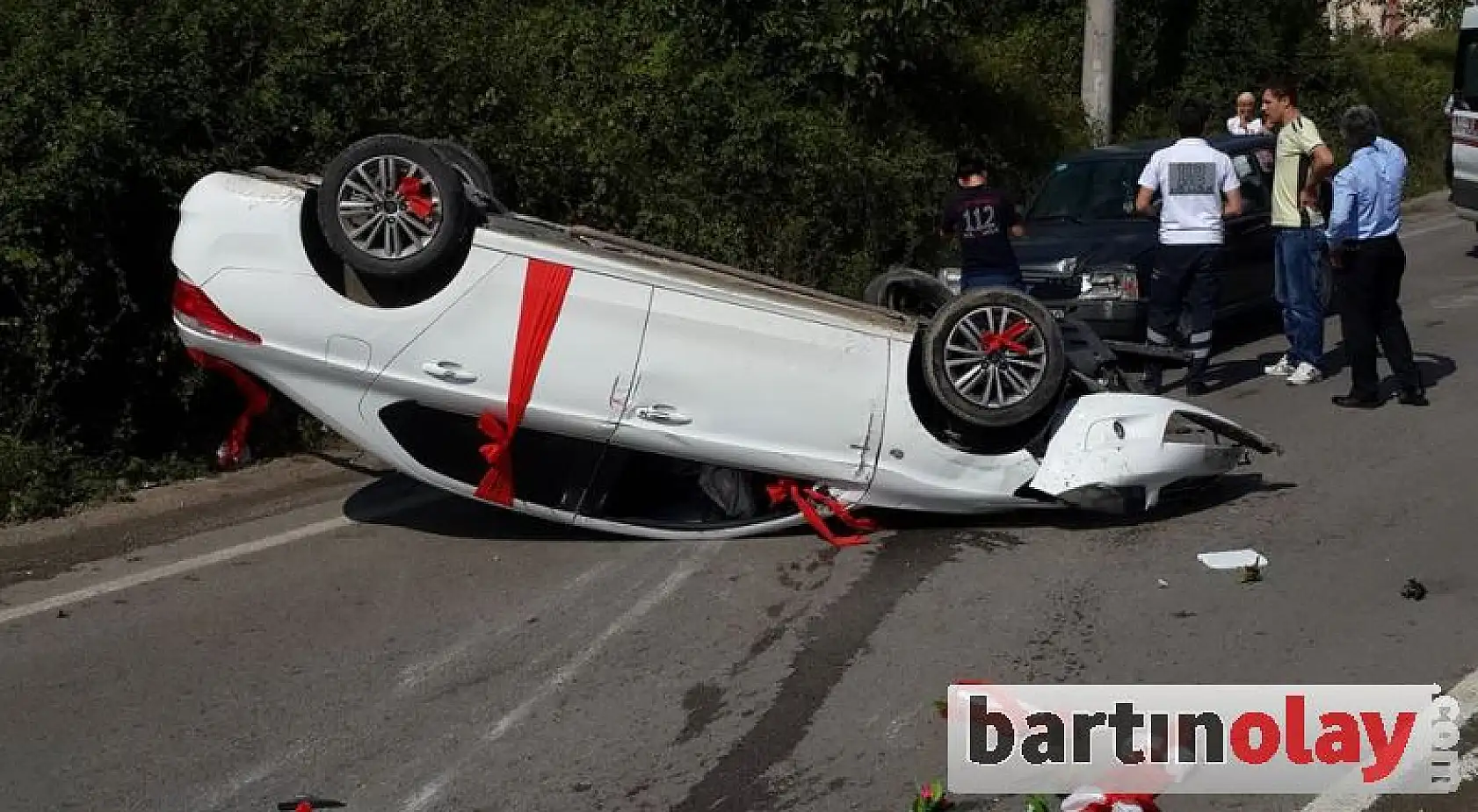 Gelin arabası takla attı