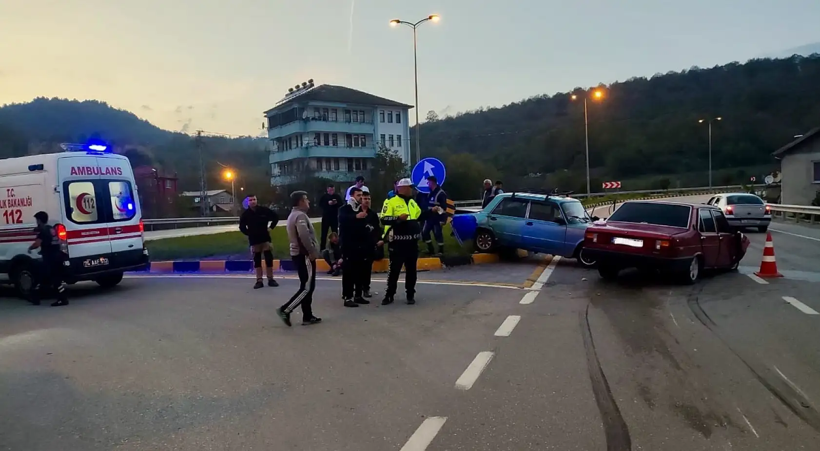 Karaçay'da iki araç çarpıştı