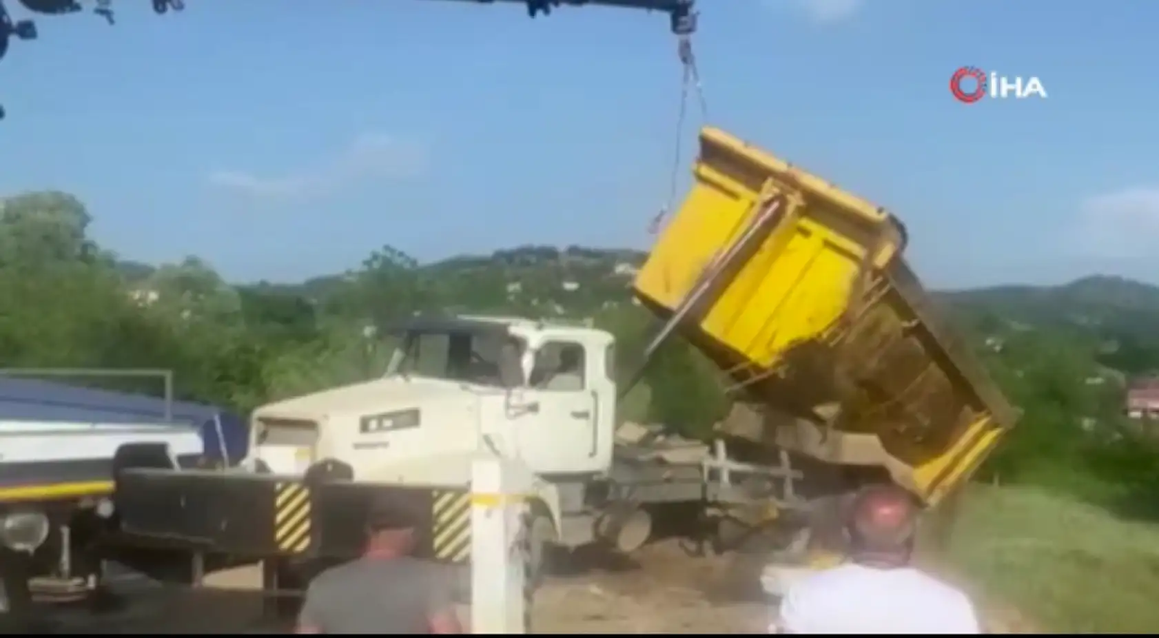 Toprak boşaltan kamyon devrildi