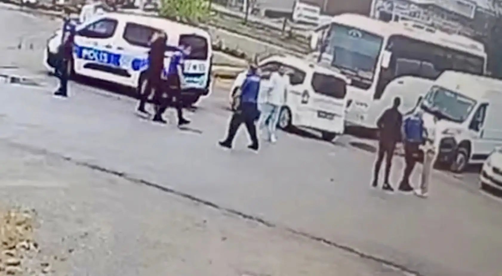 Polis kanlı çatışmayı önledi