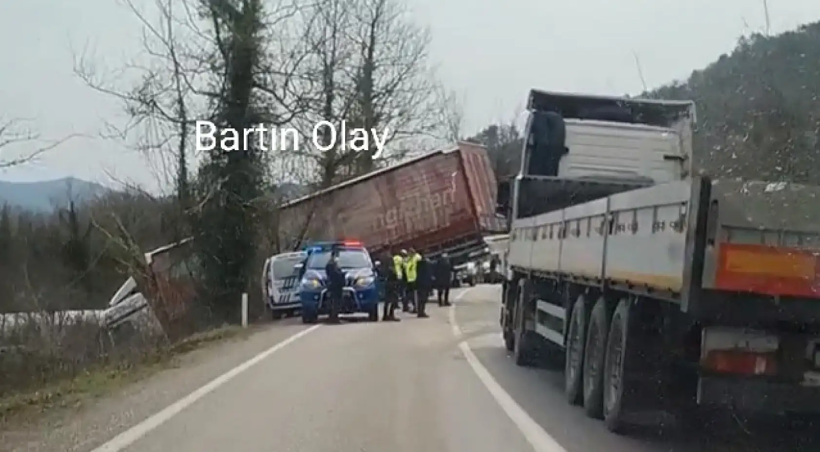 Devrilen tır yolu kapattı