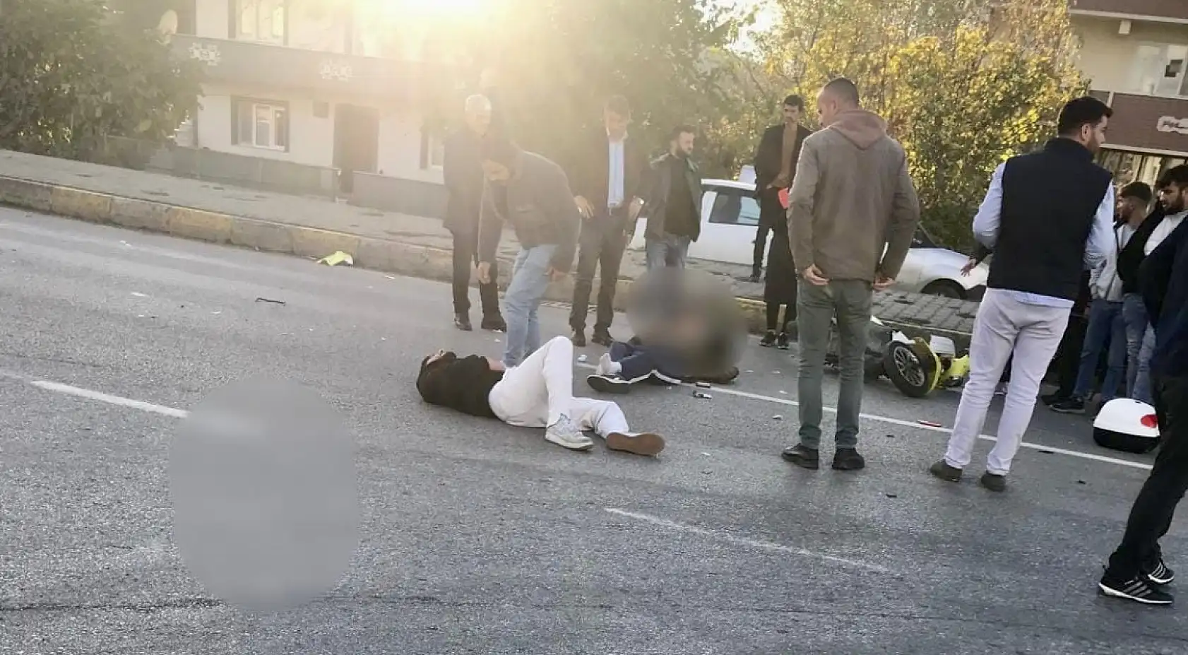 Motosiklettekiler yere savruldu