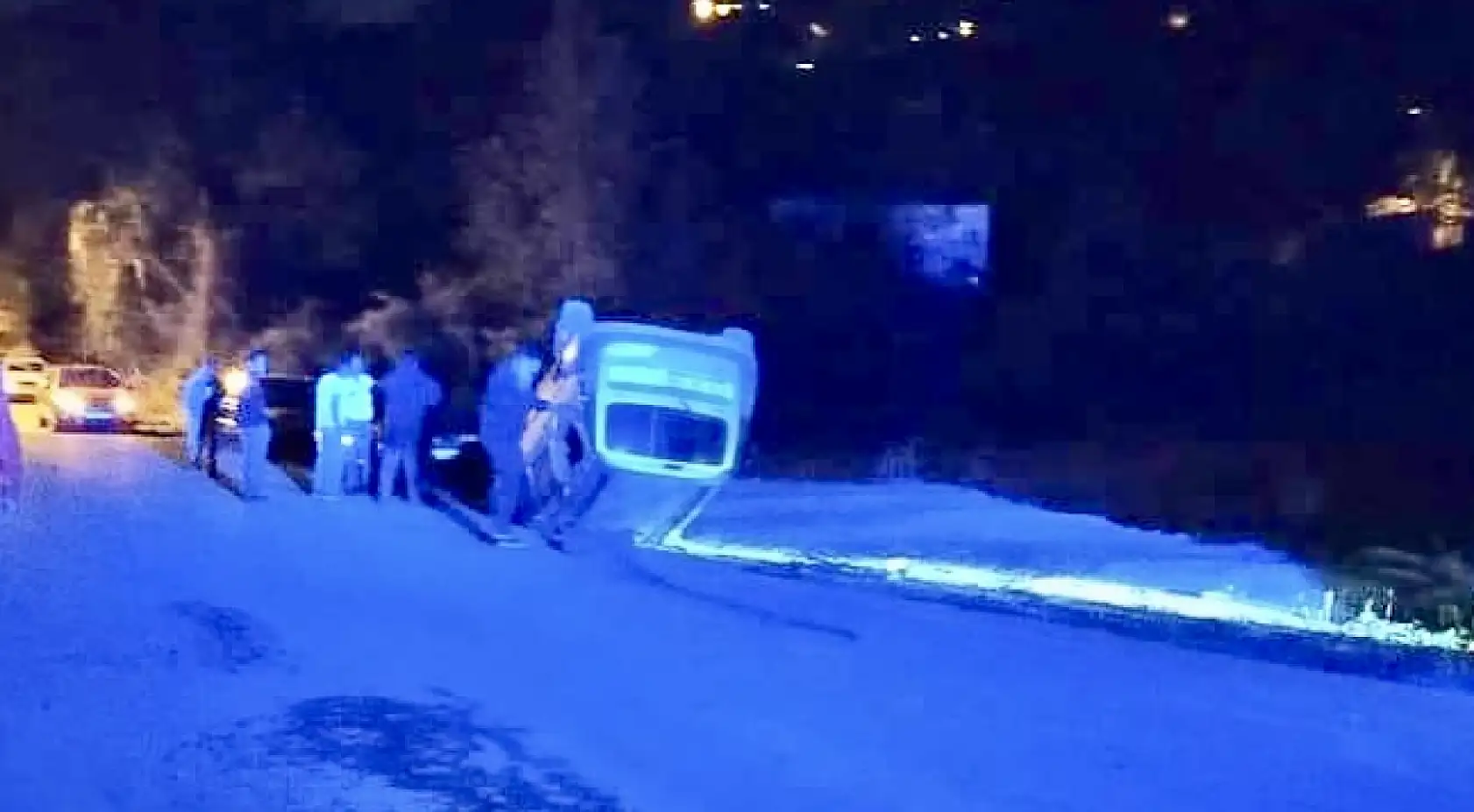 Çarpışan araçlardan biri ters döndü