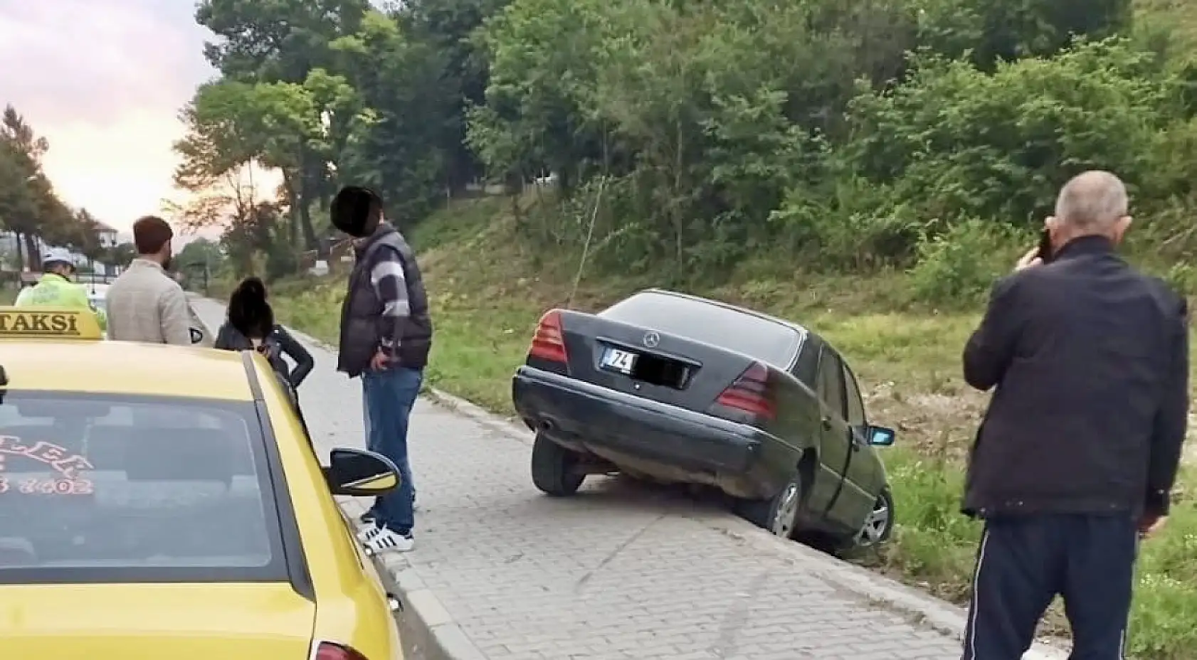 Kaldırımdan atladı, asılı kaldı