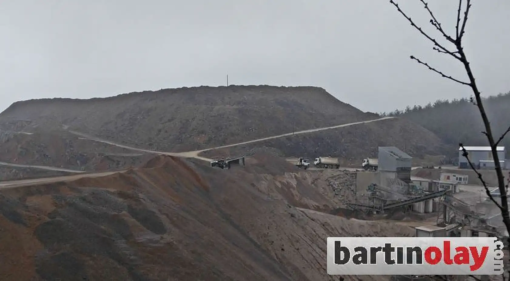 Taş ocağında kamyon devrildi