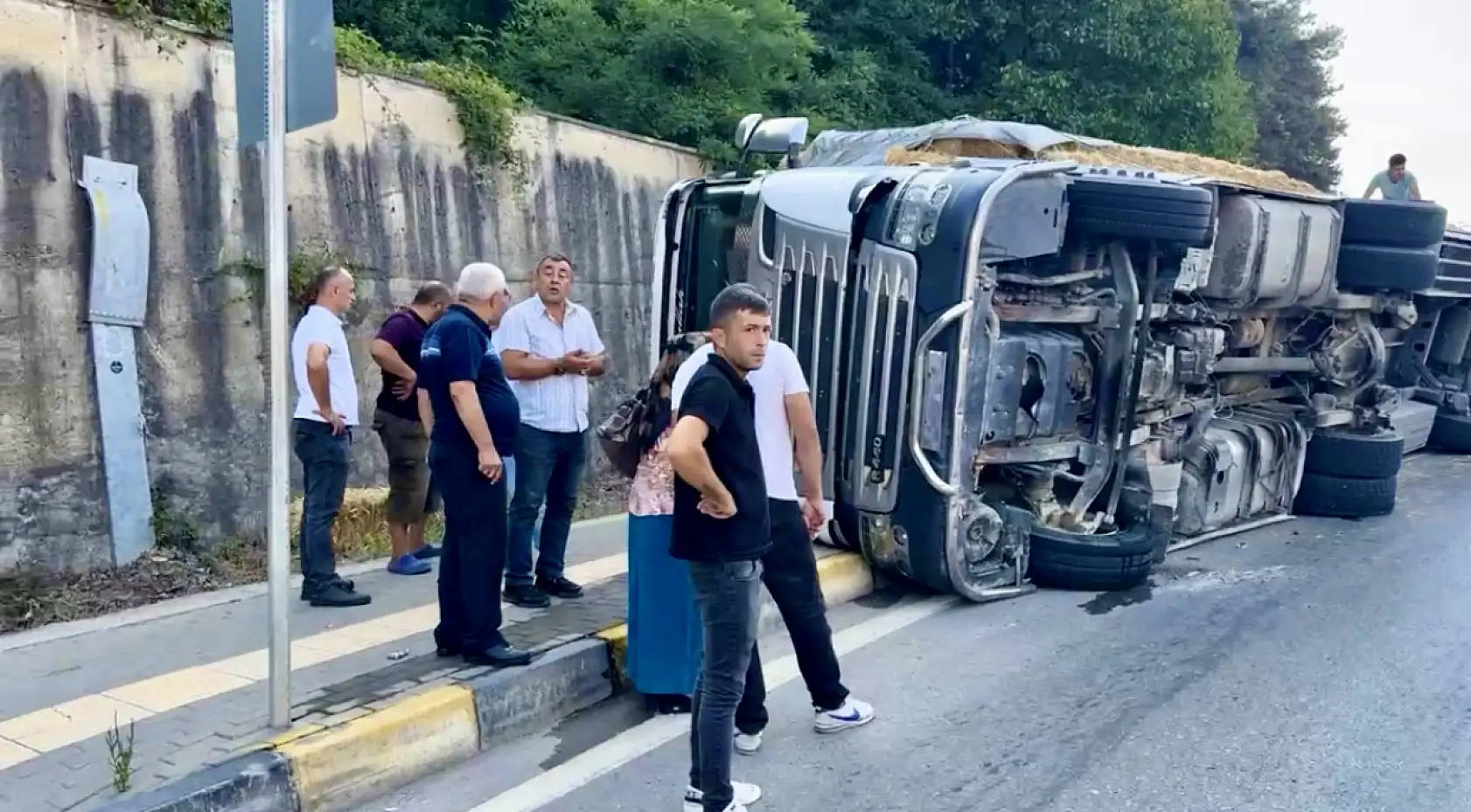 Saman yüklü tır devrildİ