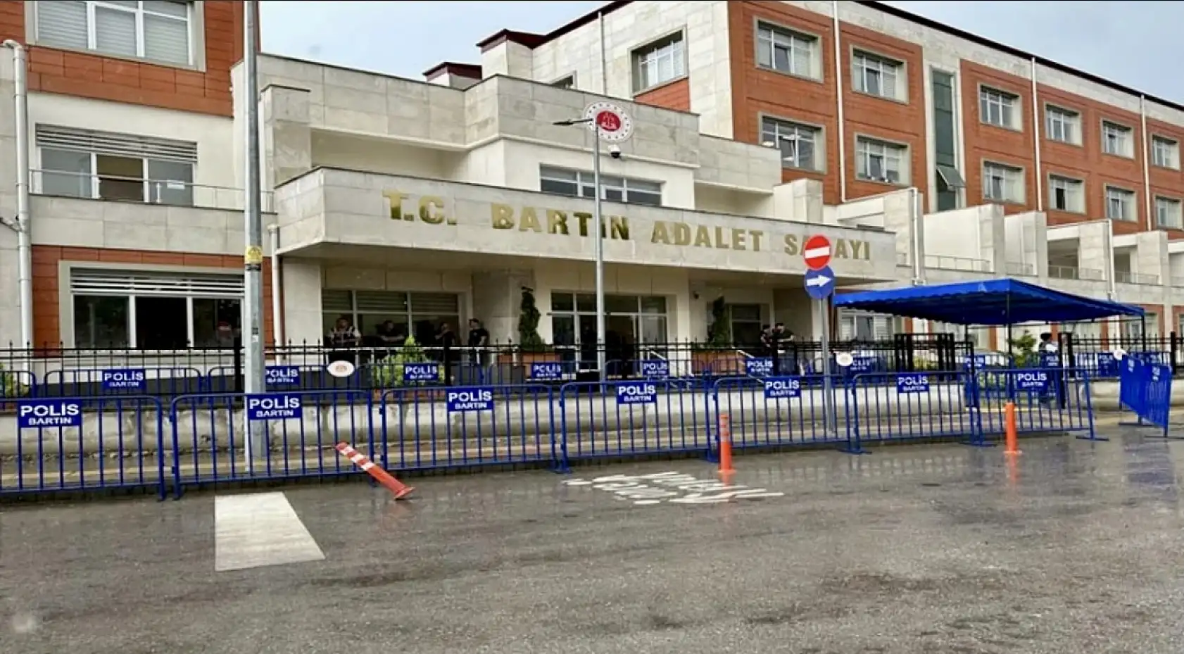 Boşanmak isteyen eşini tüfekle vurdu