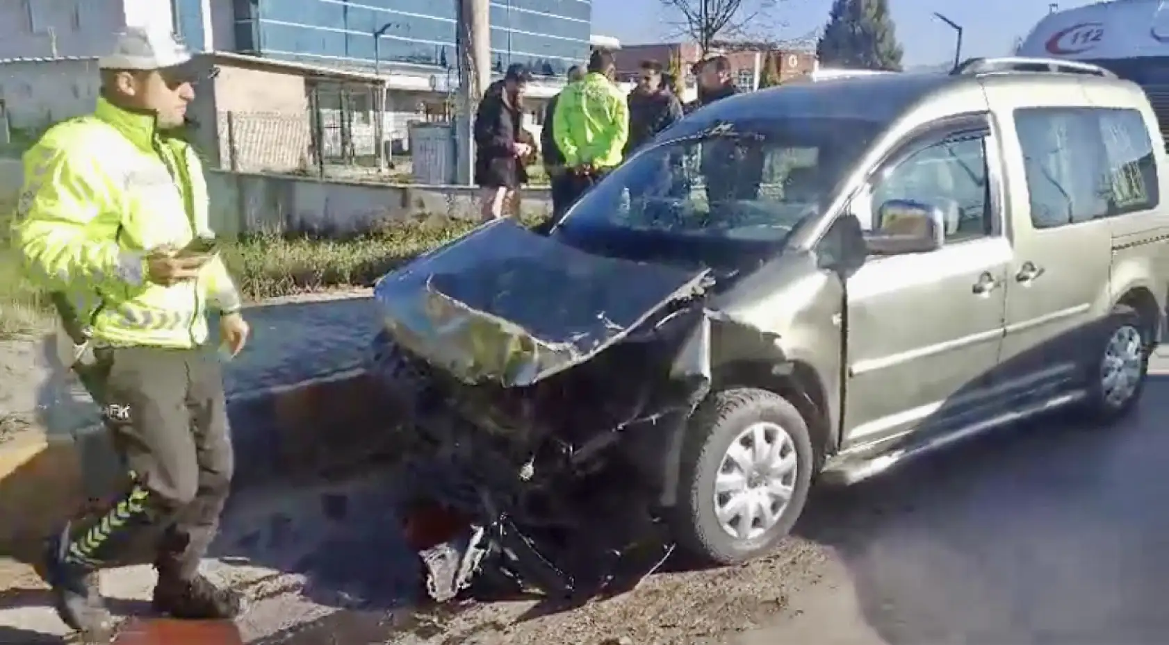 Işıkta duran kamyona çarptı