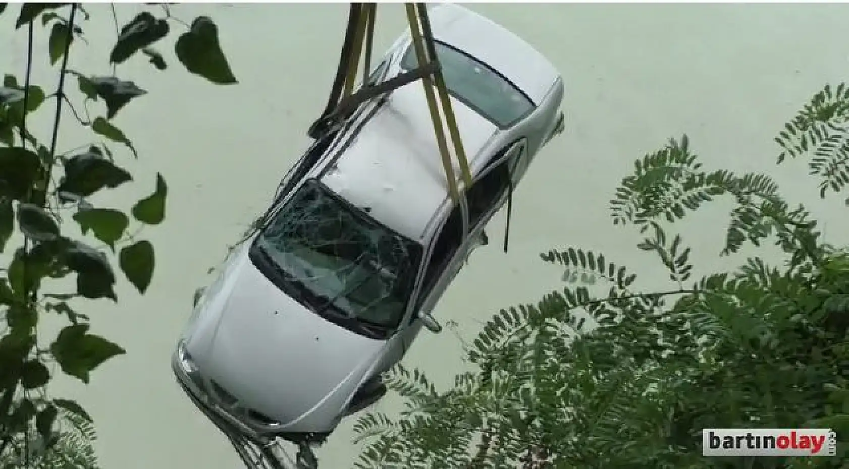 İçinde 4 kişinin boğulduğu otomobil sudan çıkartıldı