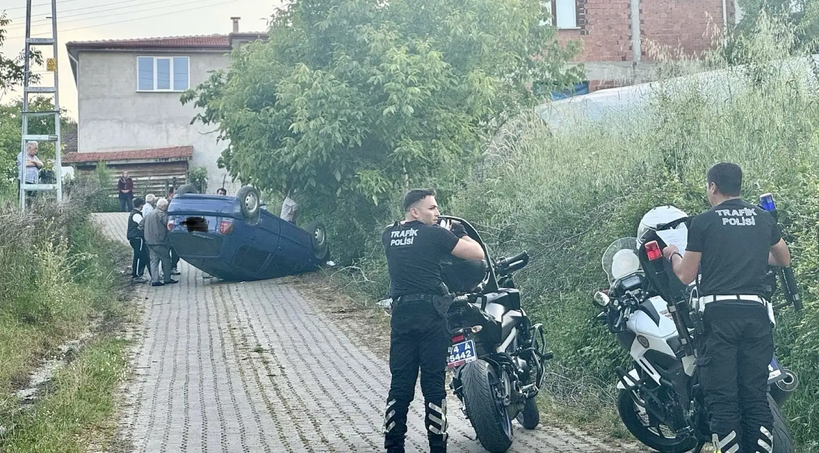 Geri kaçan otomobil ters döndü