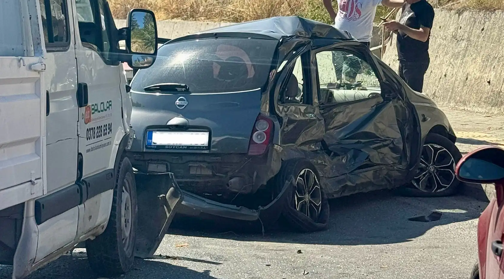 Karşı şeride geçen araca kamyonet çarptı