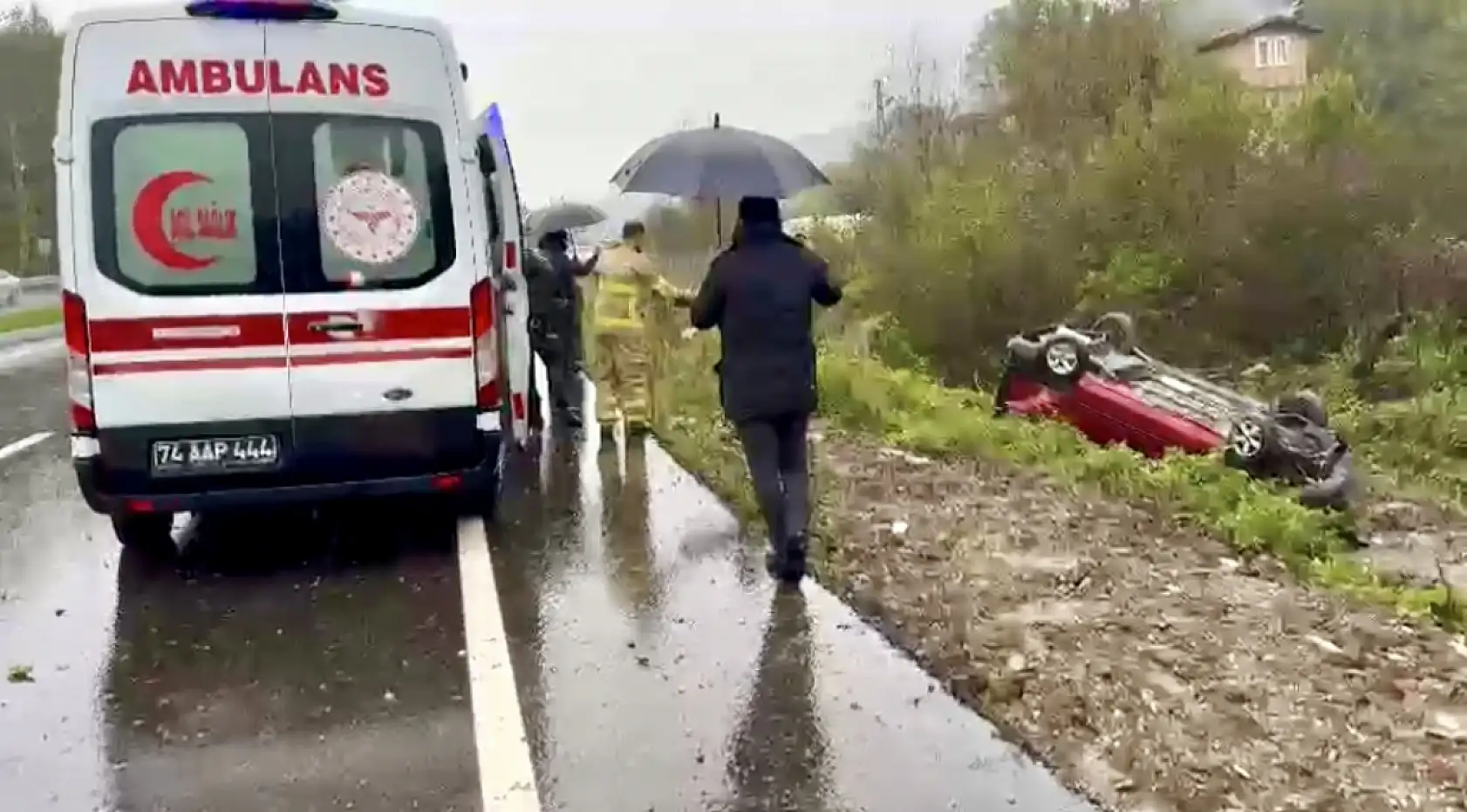 Yoldan çıkıp şarampole yuvarlandı