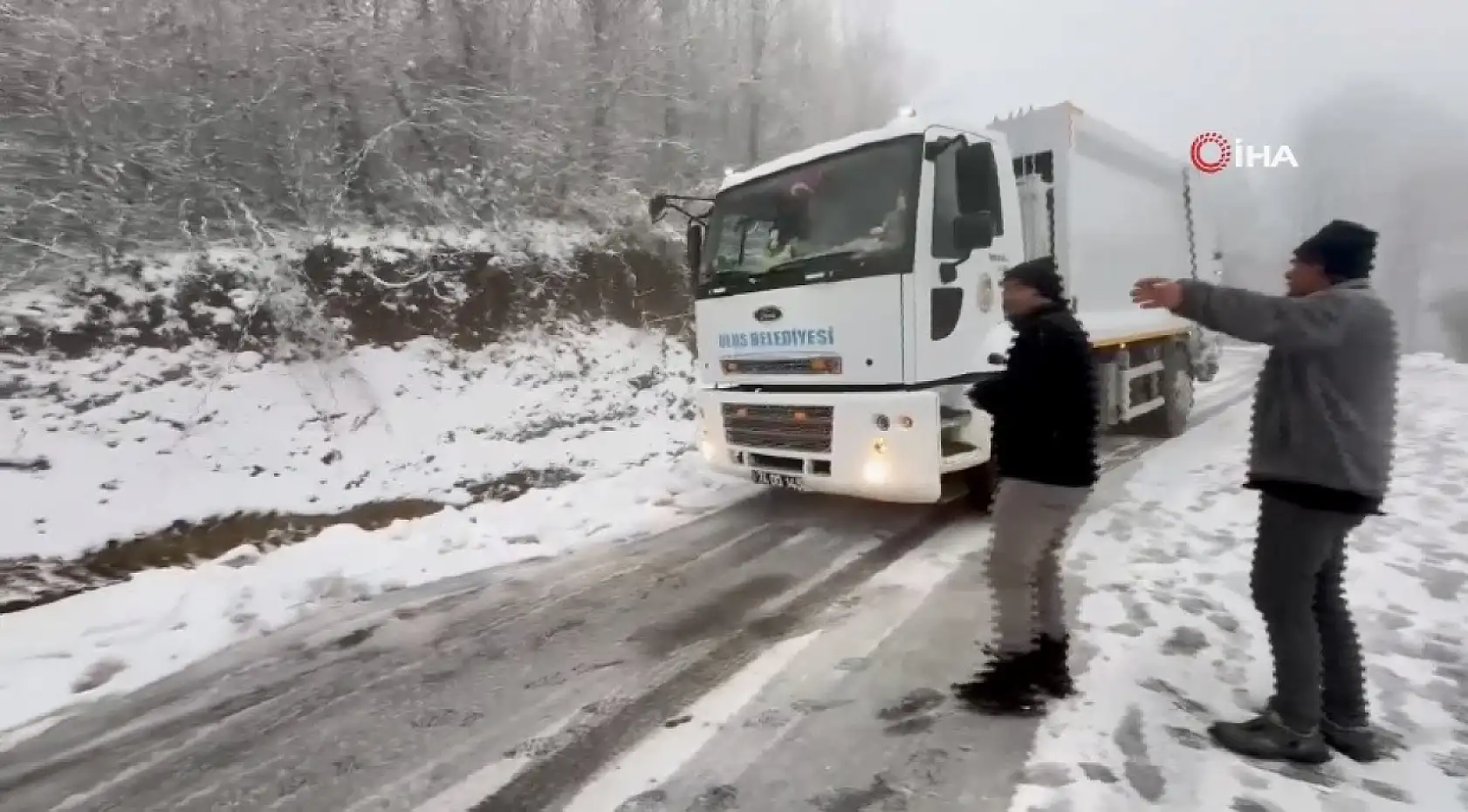Karda kayan tır, yolu trafiğe kapattı