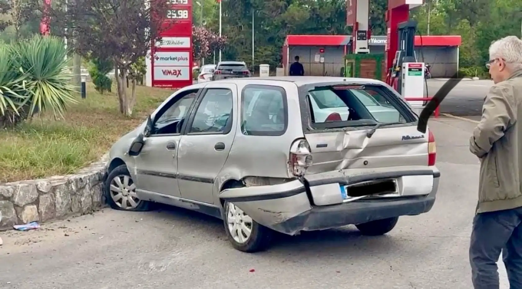 Önündeki arabaya çarptı