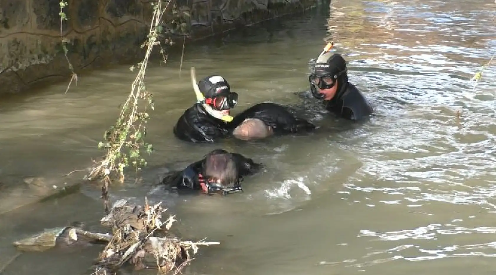 Dereye uçan otomobil suya gömüldü