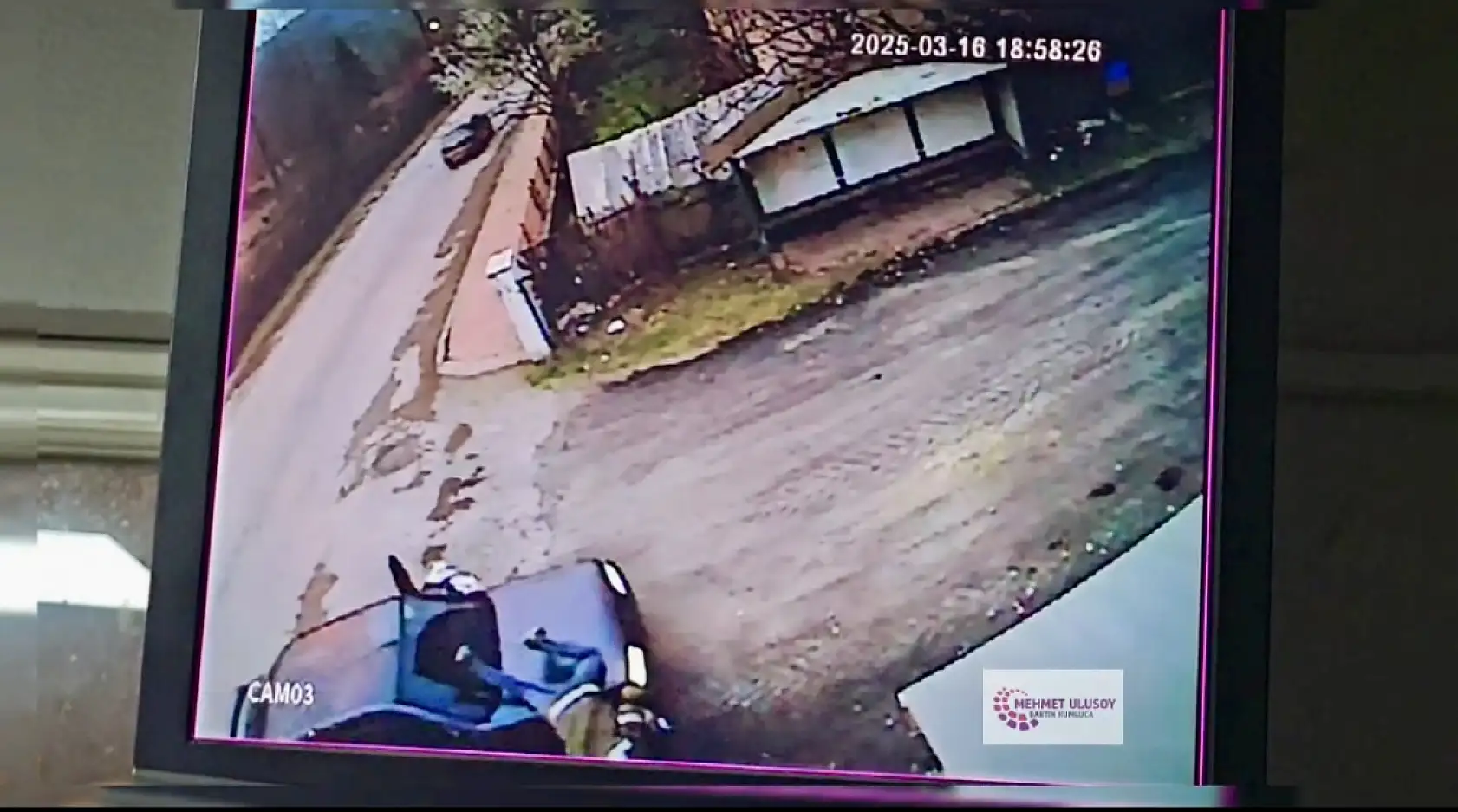 Motorcu aracın üzerinden fırladı