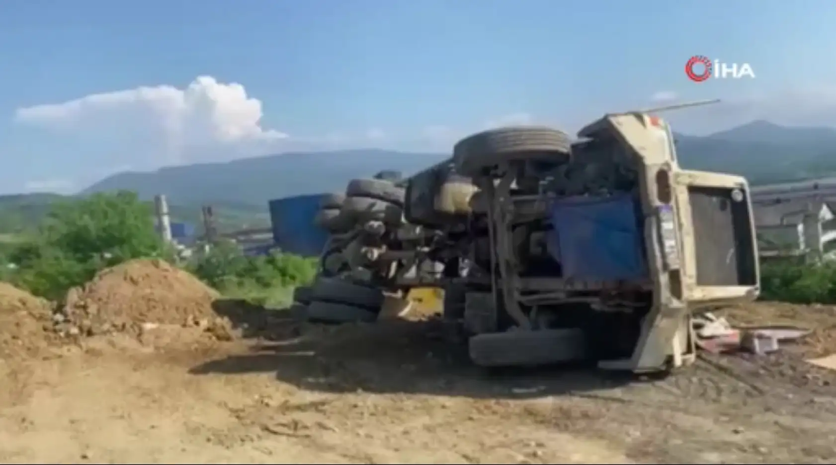 Toprak boşaltan kamyon devrildi