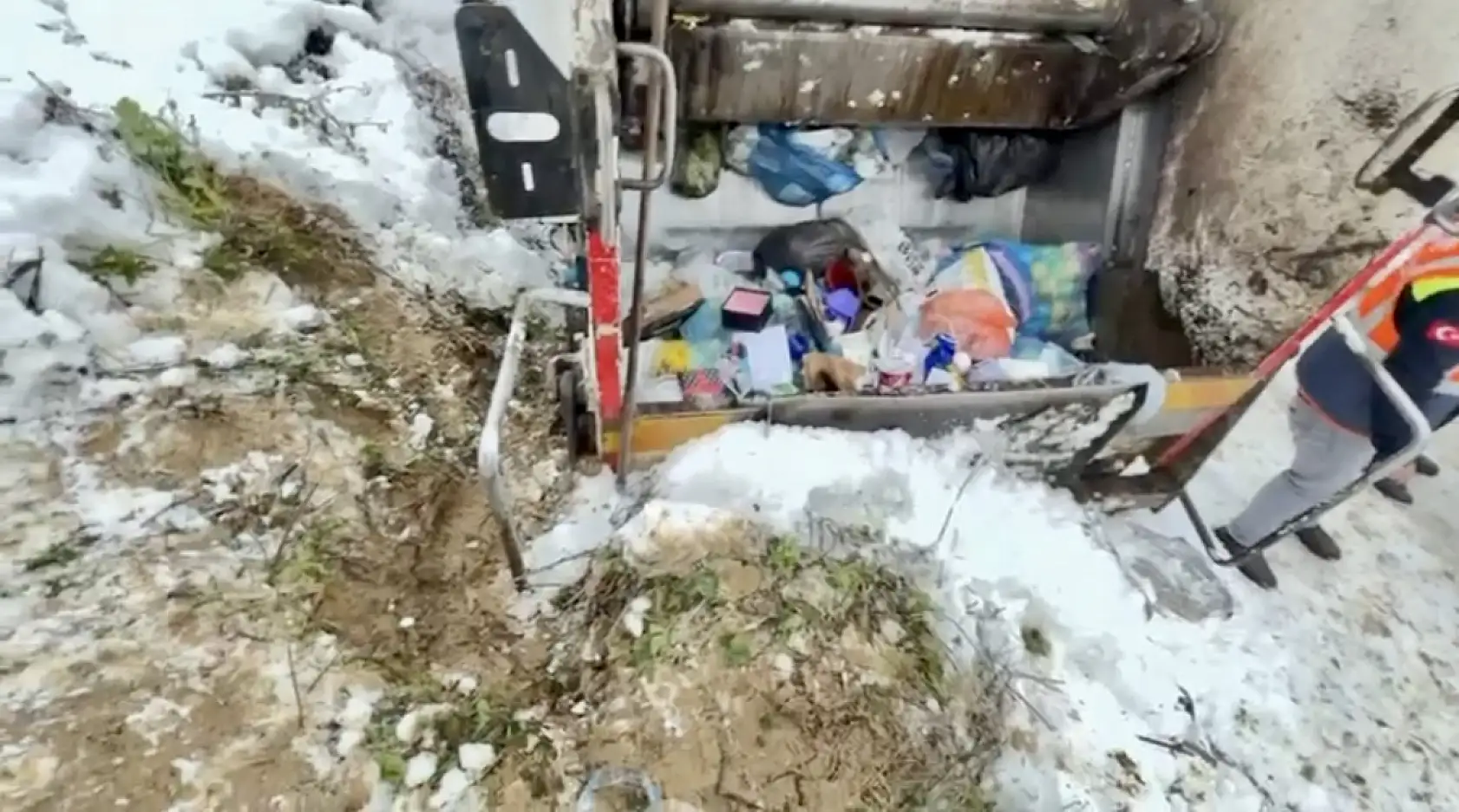 Çöp kamyonunun arkasında sıkıştı