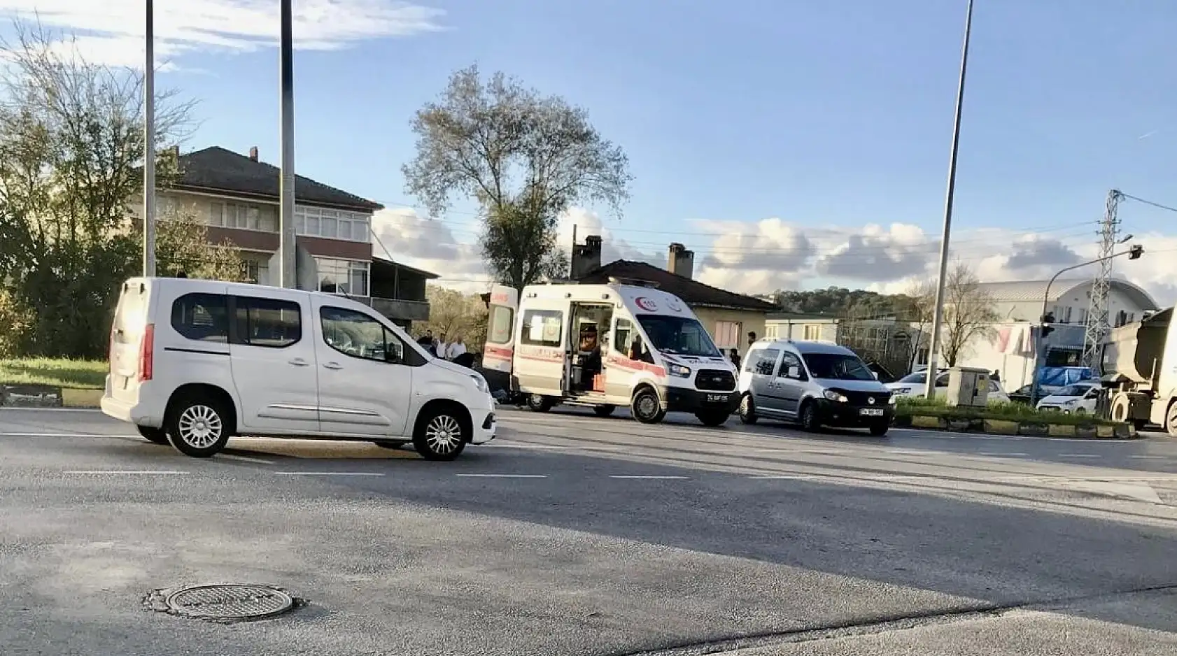 Motosiklettekiler yere savruldu