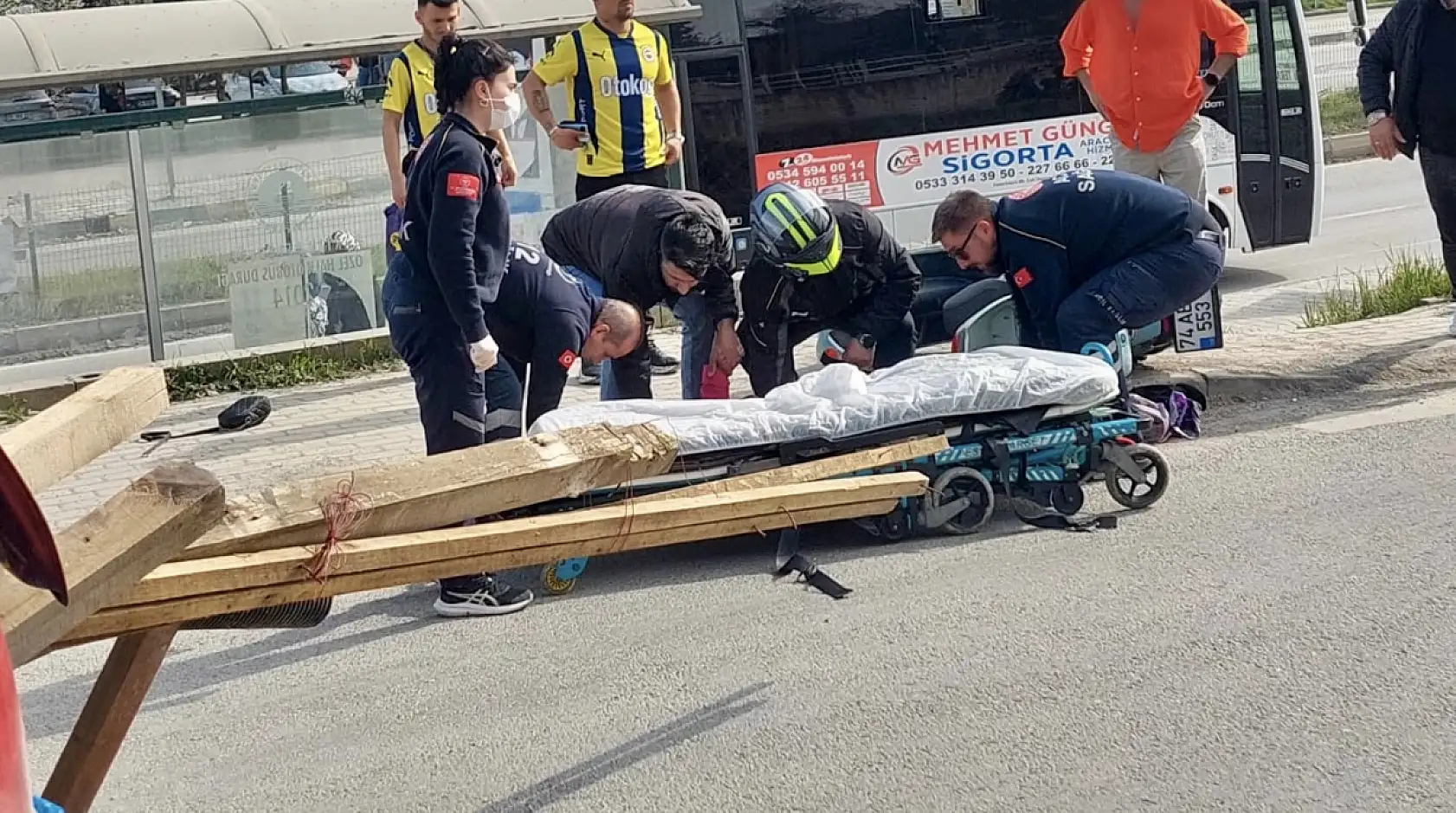 Otomobil ve motosiklet çarpıştı