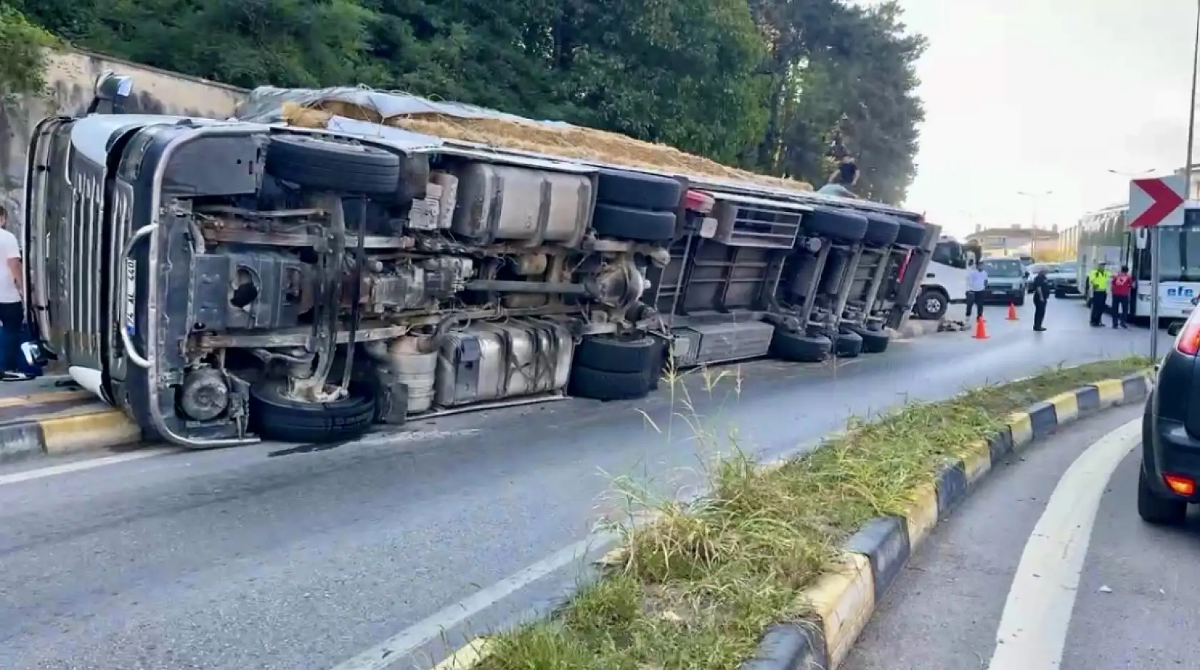 Saman yüklü tır devrildİ