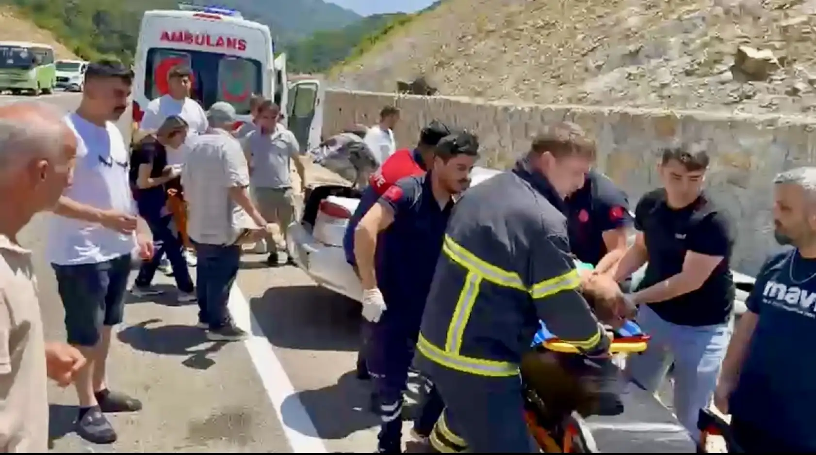 Otomobil duvara çarptı