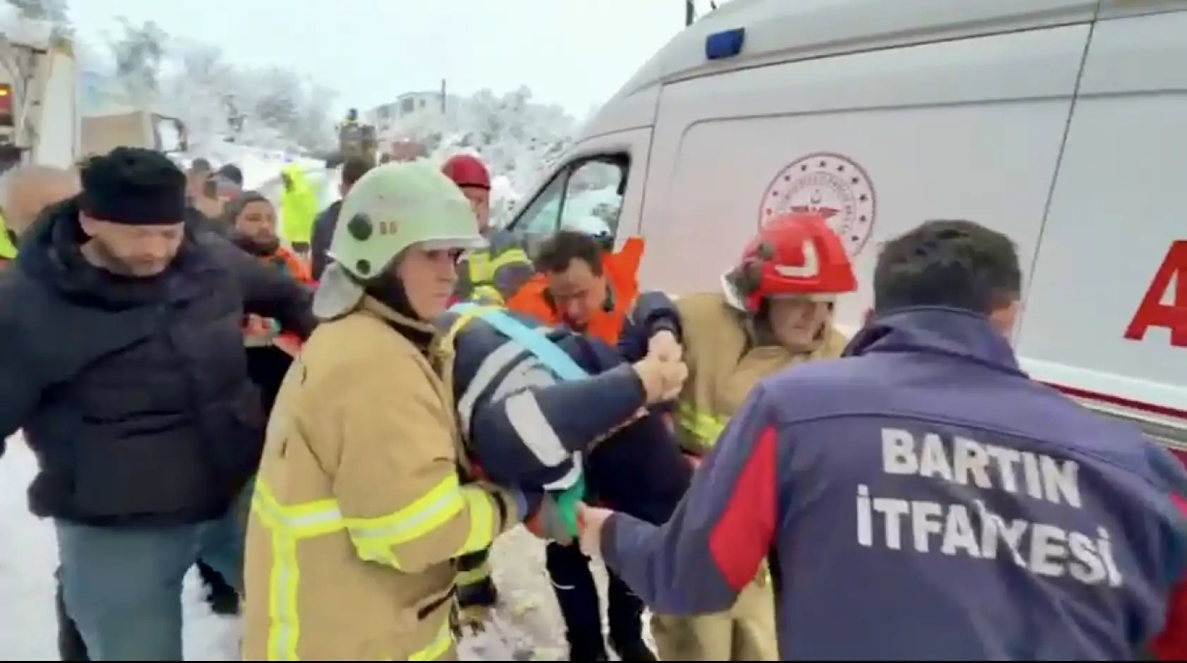 Çöp kamyonunun arkasında sıkıştı