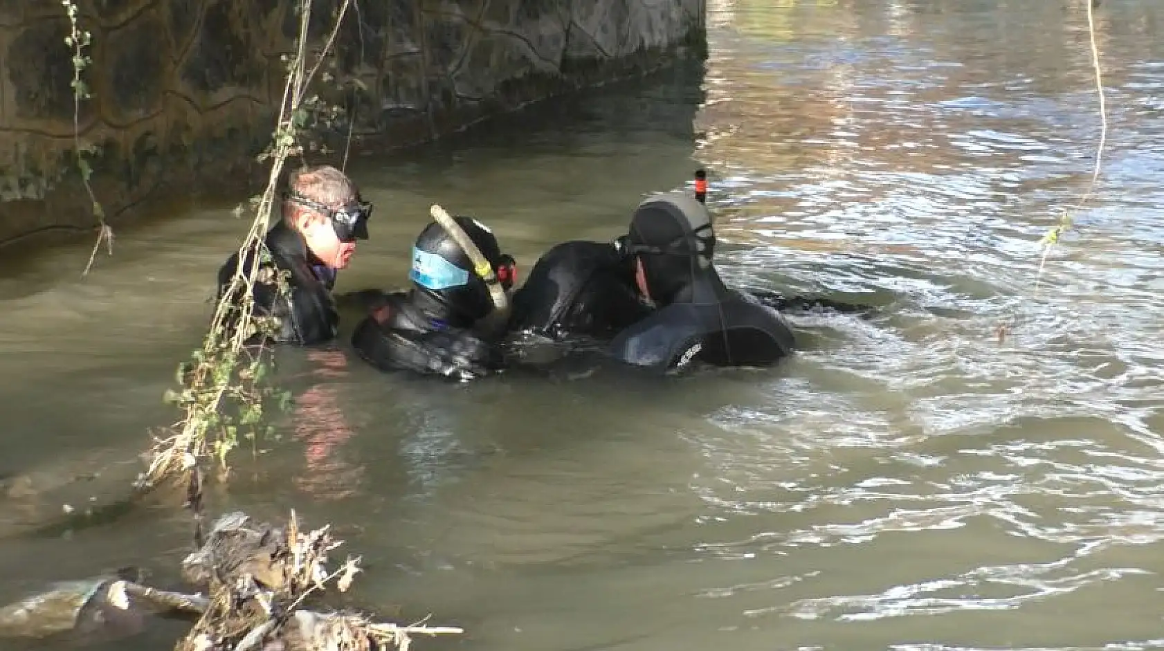Dereye uçan otomobil suya gömüldü