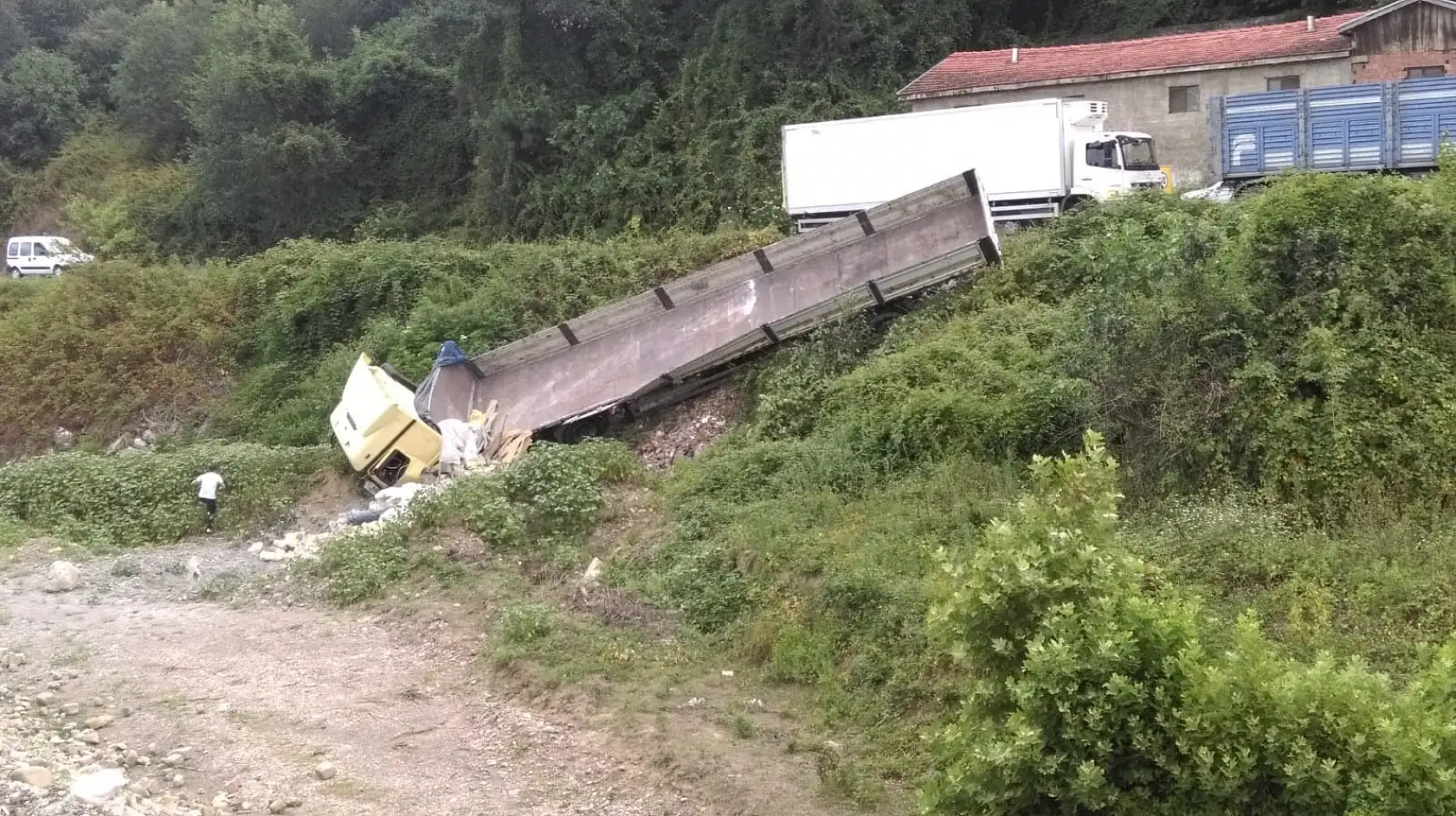 Otomobil ile çarpışan tır şarampole devrildi