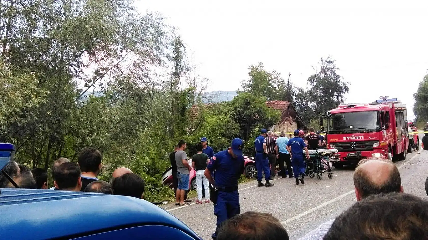 Otomobil ile çarpışan tır şarampole devrildi