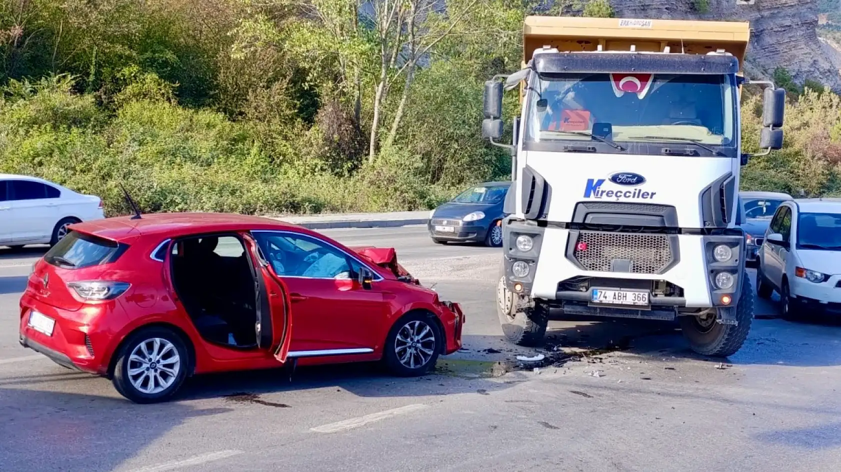 Kamyonla otomobil çarpıştı