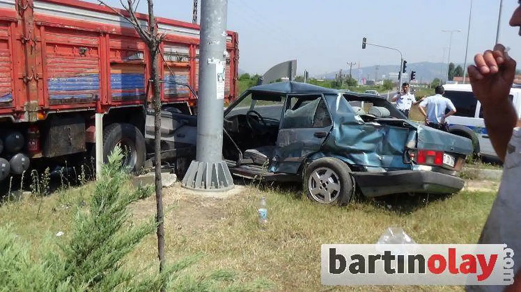 Kamyonun çarptığı otomobil hurdaya döndü