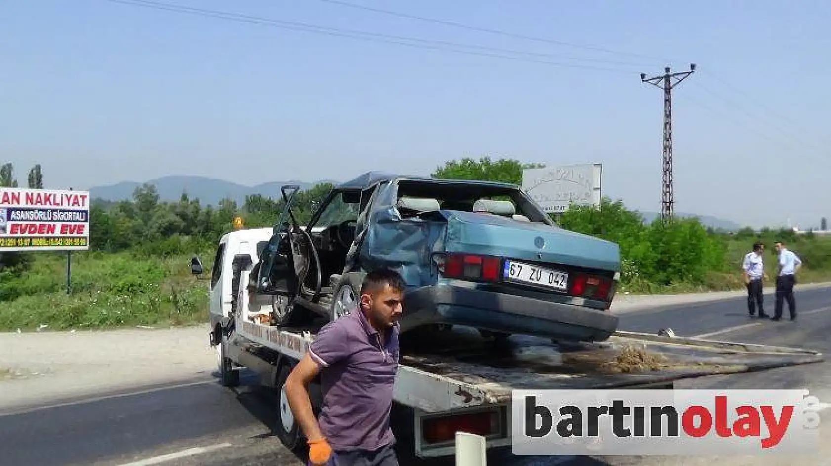 Kamyonun çarptığı otomobil hurdaya döndü