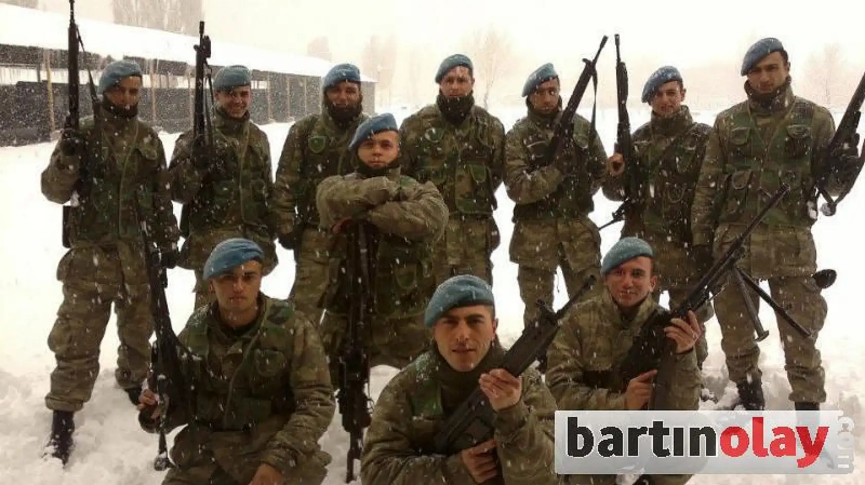 Zonguldak şehidine ağlıyor