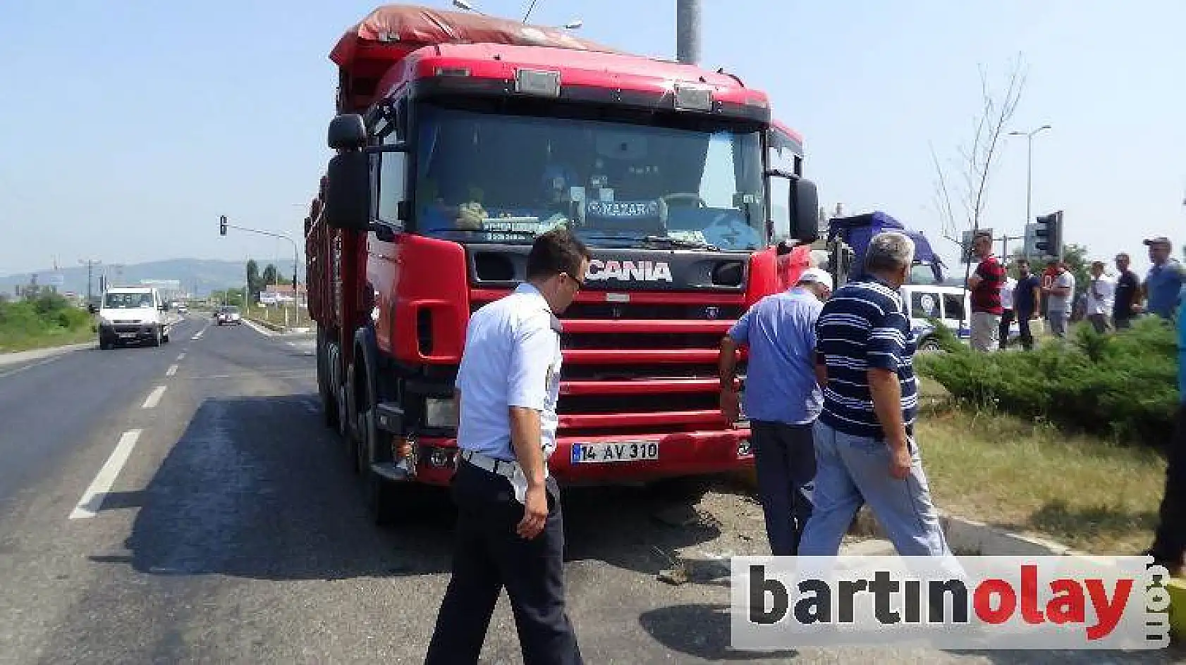 Kamyonun çarptığı otomobil hurdaya döndü