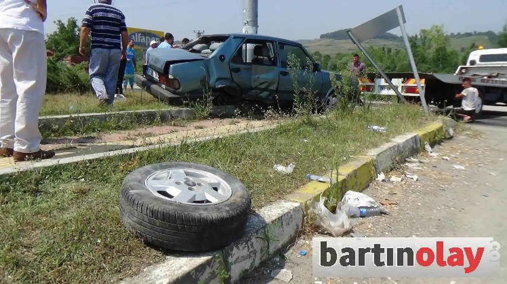 Kamyonun çarptığı otomobil hurdaya döndü