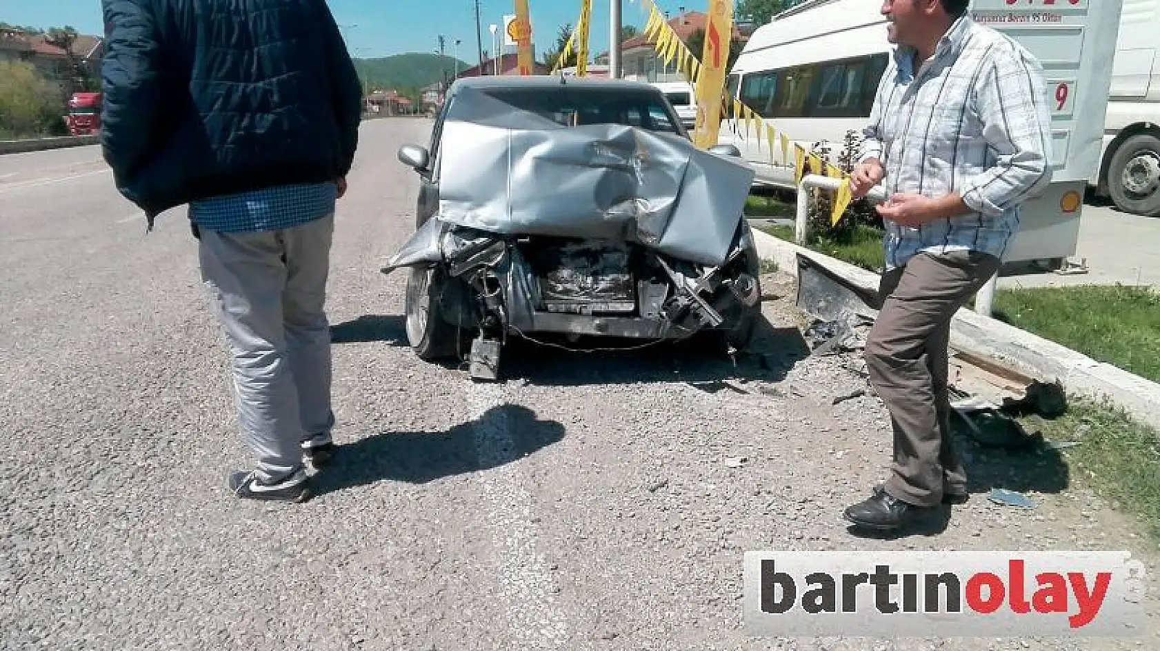 İki otomobil kafa kafaya çarpıştı