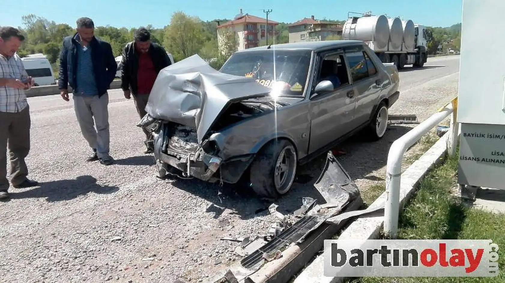 İki otomobil kafa kafaya çarpıştı