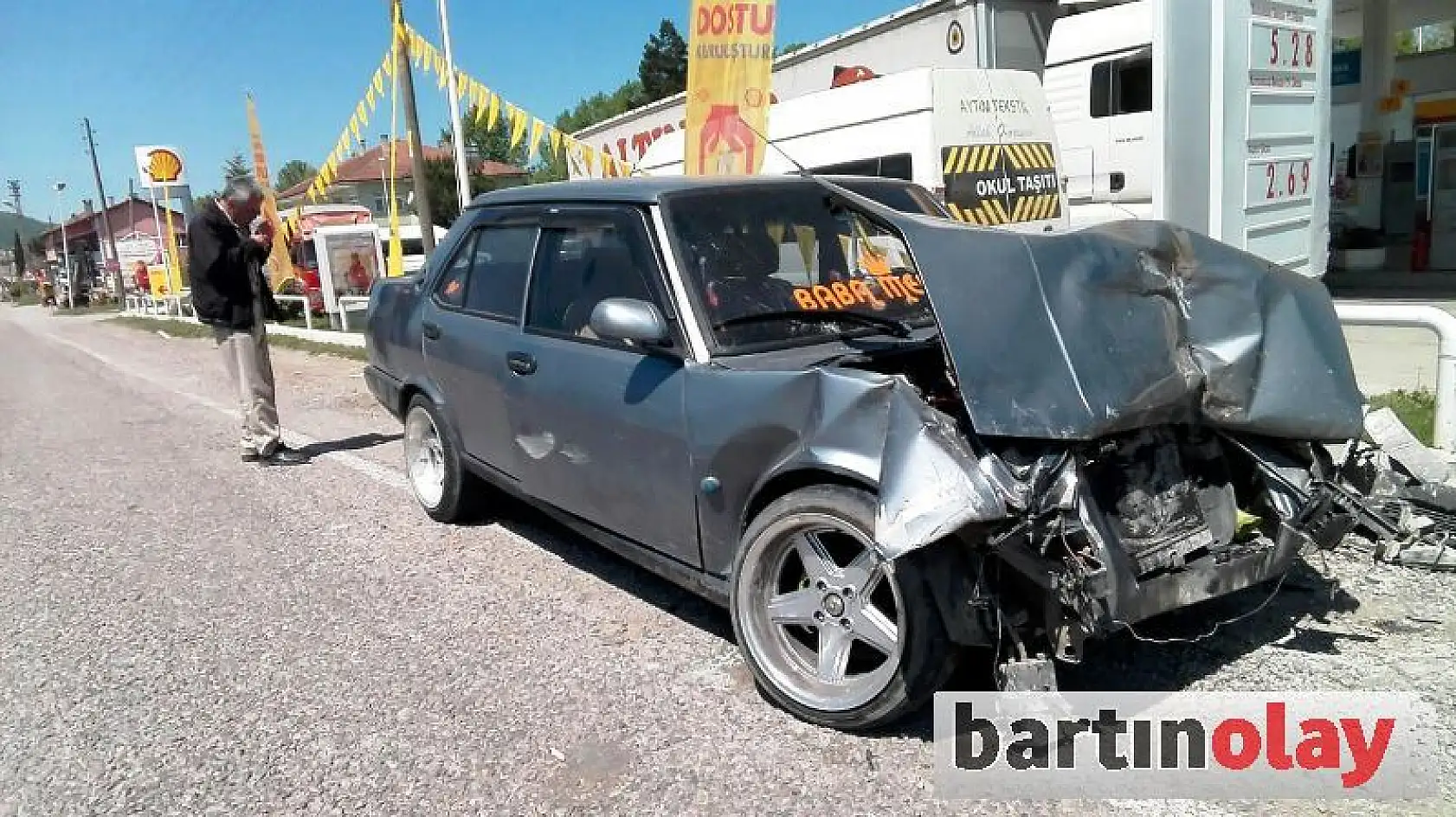 İki otomobil kafa kafaya çarpıştı