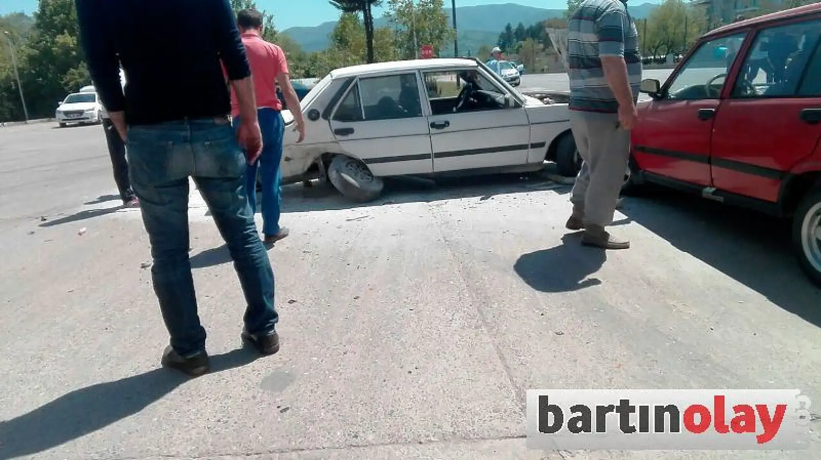 İki otomobil kafa kafaya çarpıştı