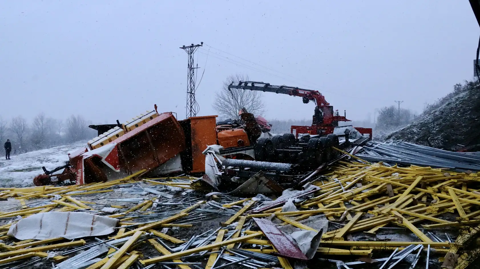 Tır ile kar küreme aracı çarpışıp köprüden uçtu