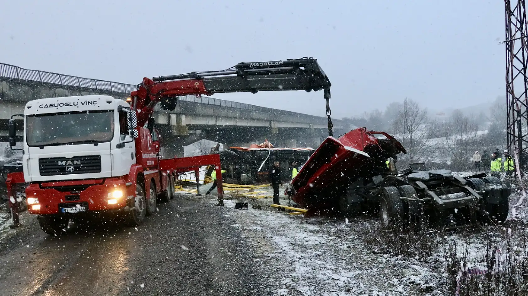 Tır ile kar küreme aracı çarpışıp köprüden uçtu