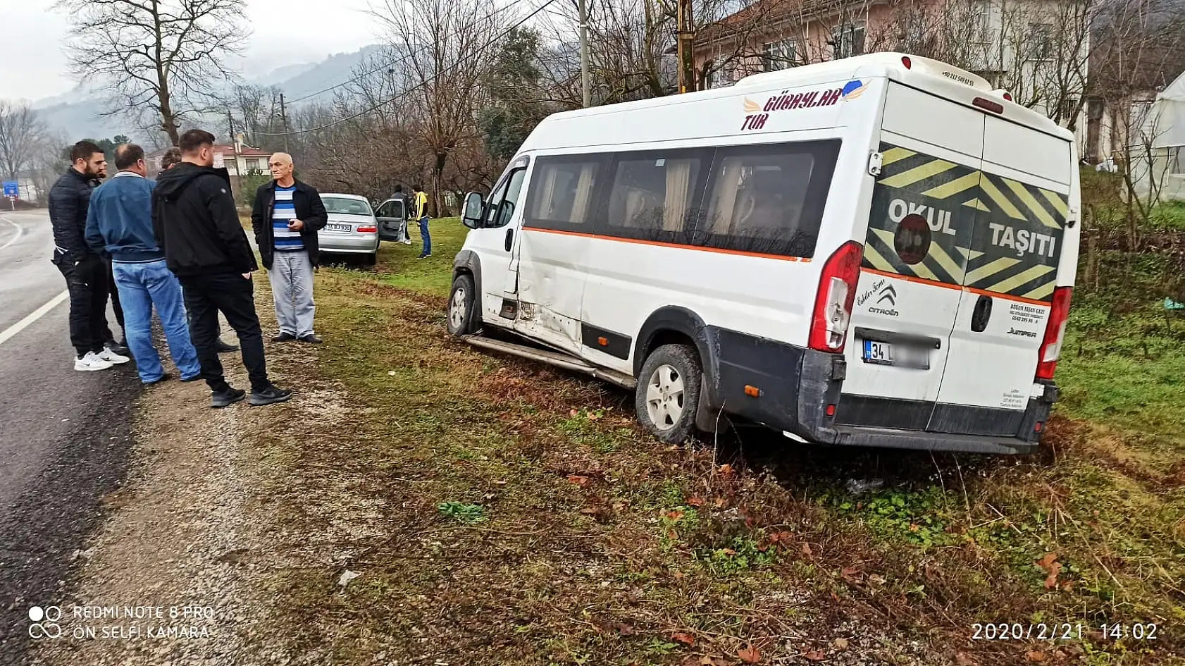 Çarpışan iki araç yoldan çıktı